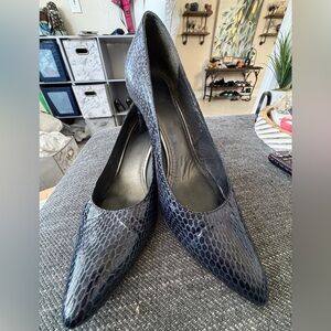 Stuart Weitzman Blue Sea Crystal Snakeskin “Daisy” Heels Pumps Size 9-1/2M